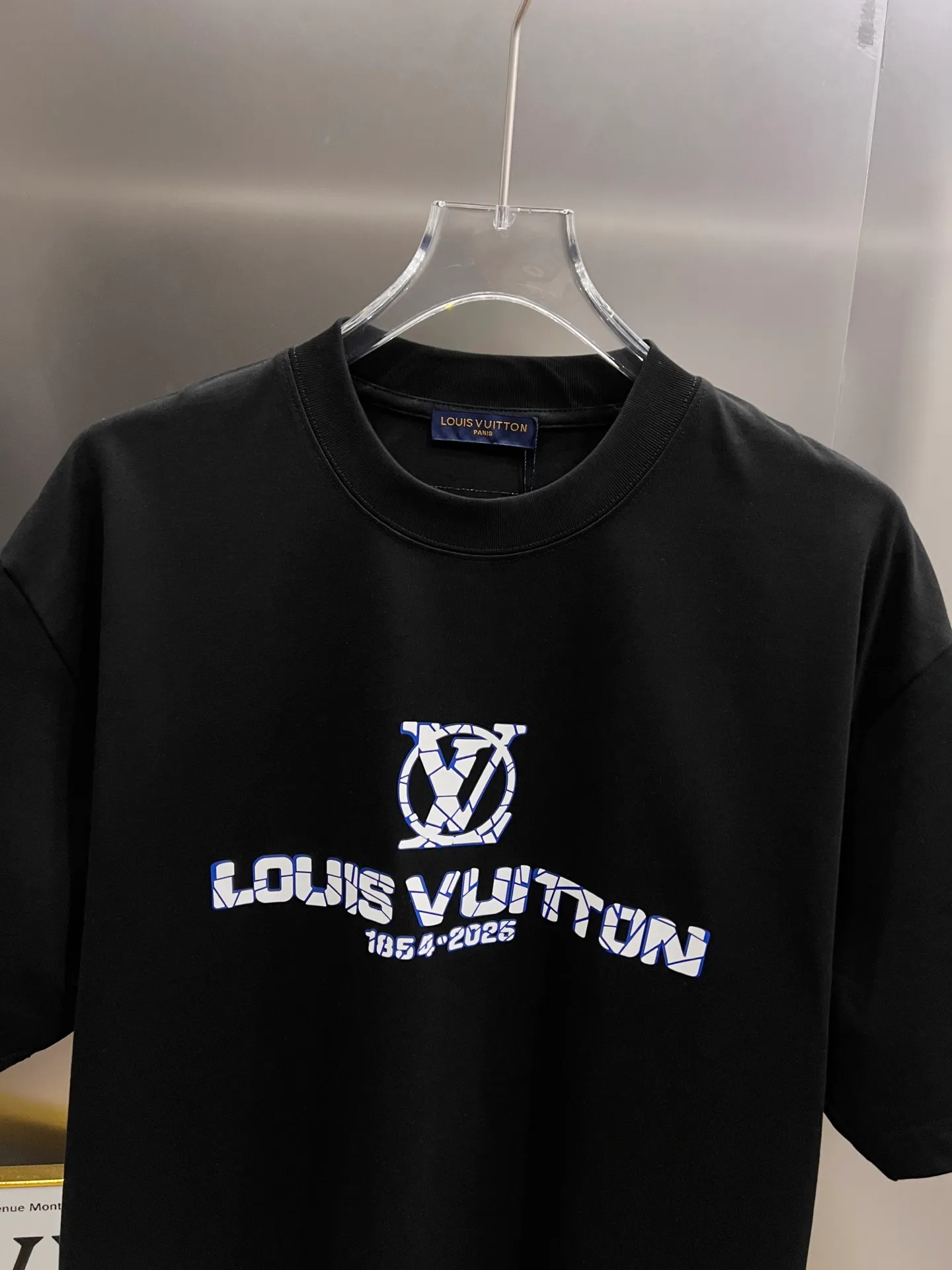 🅿️190 1v Louis* 2025 autumn and winter new style classic letter three-dimensional craft design high-end version! Highly breathable and comfortable, customized double yarn plain cotton fabric. Short-sleeved T-shirt. Same style for men and women. Sizes S M L XL XXL Five sizes black white